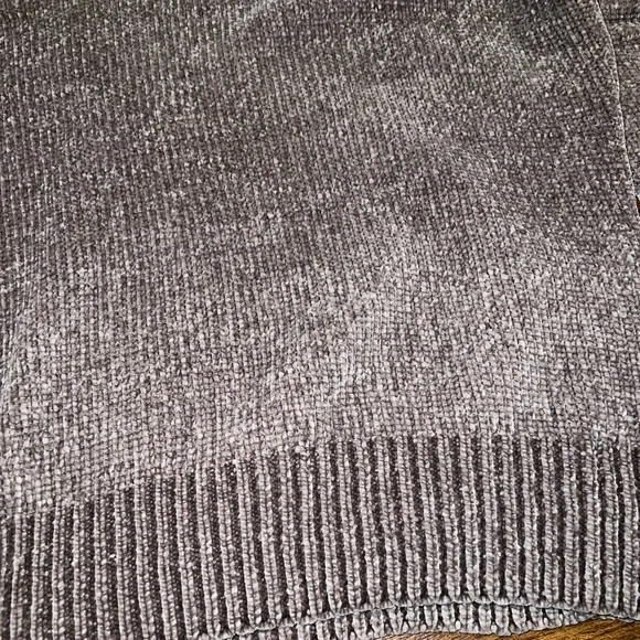 Zenana Outfitters Gray Brown Plush Cozy Long Sleeve V Neck Ribbed Sweater Size M - Picture 6 of 8